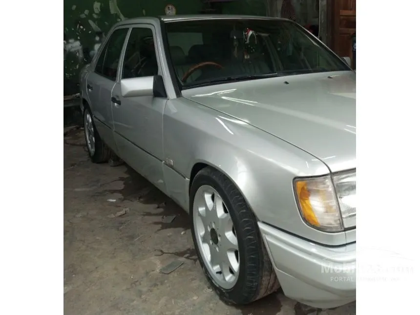 1993 Mercedes-Benz E320 Sedan