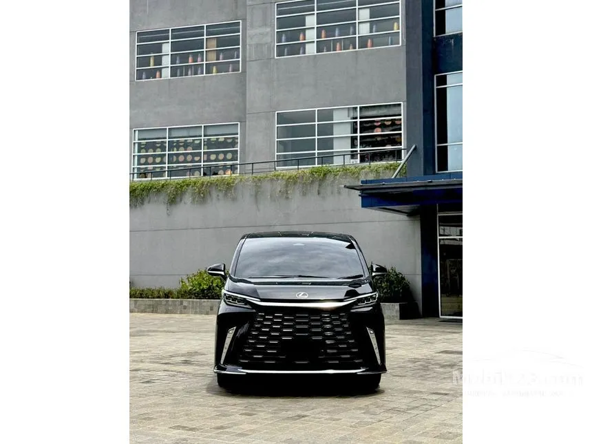 2024 Lexus LM 350 4 Seater MPV