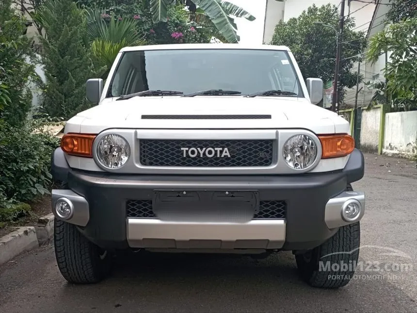 Jual Mobil Toyota FJ Cruiser 2022 4.0 di DKI Jakarta Automatic SUV Putih Rp 2.150.000.000