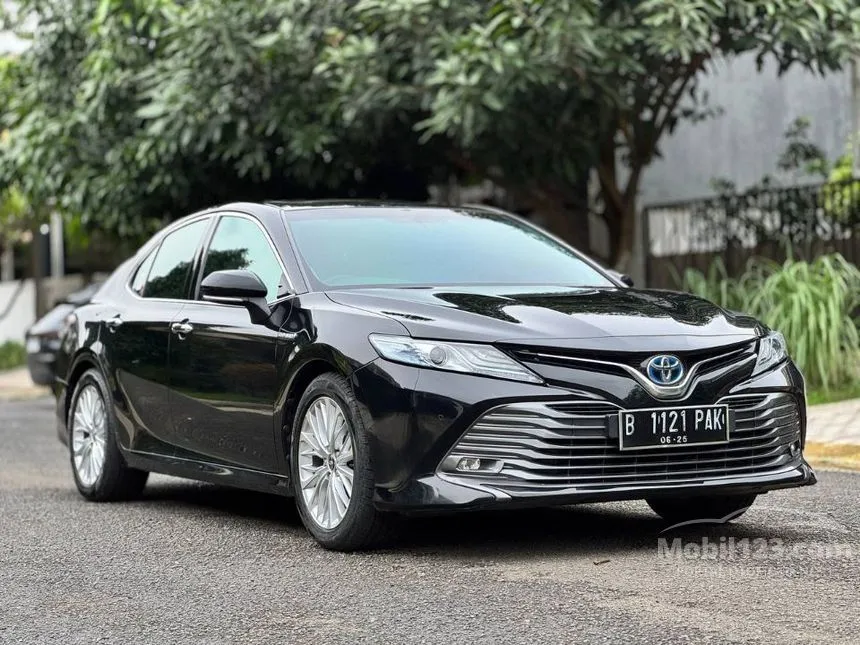 2021 Toyota Camry Hybrid Sedan