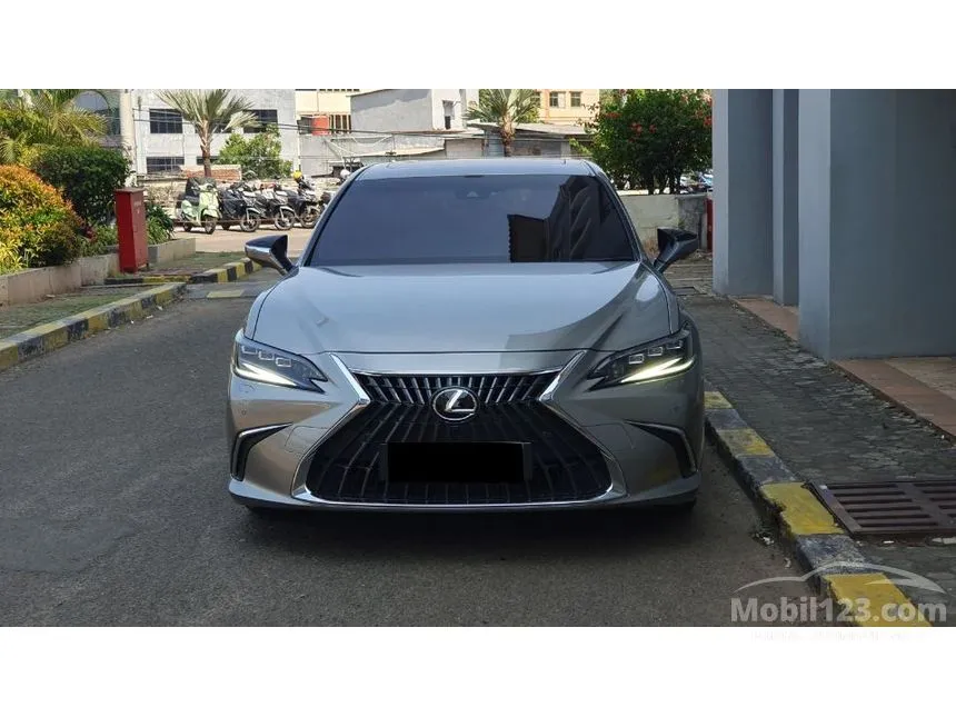 2023 Lexus ES 300h Ultra Luxury Sedan