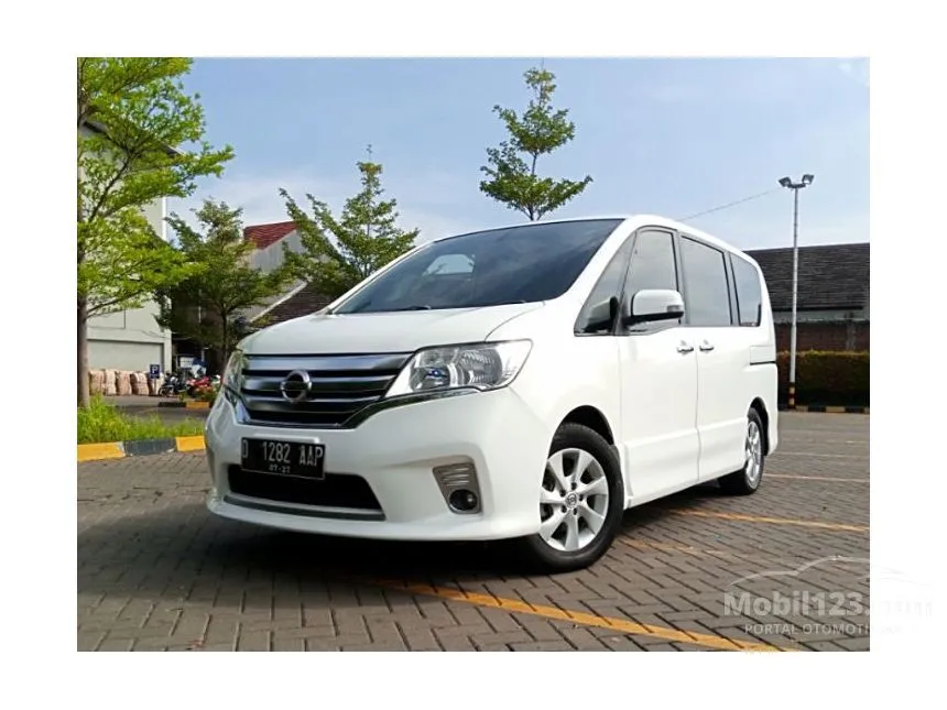 Jual Mobil Nissan Serena 2013 Highway Star 2.0 di Jawa Barat Automatic MPV Putih Rp 165.000.000