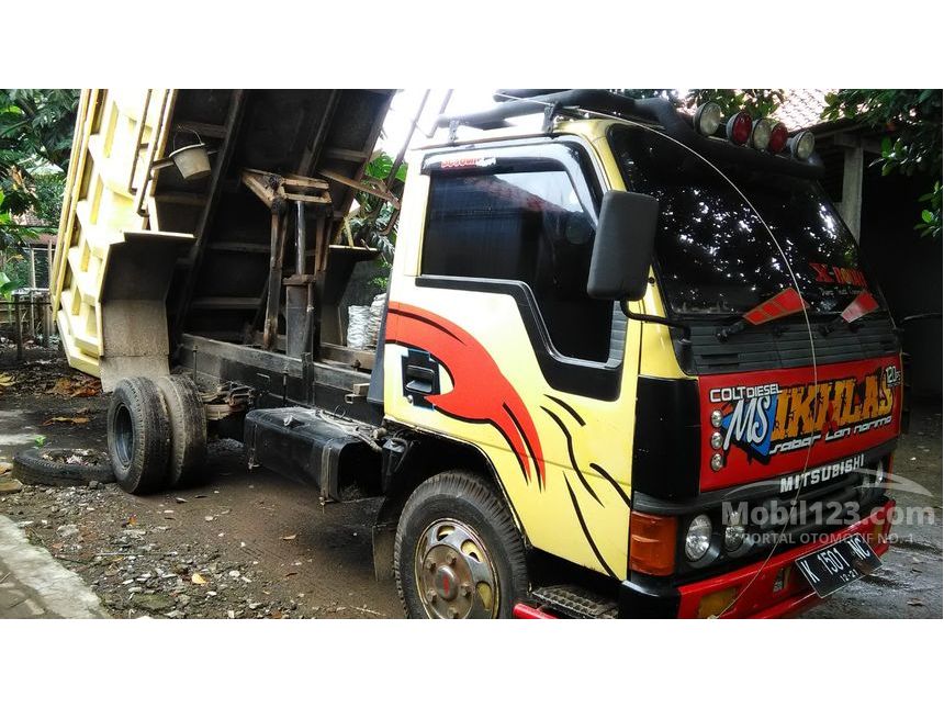2002 Mitsubishi Colt Diesel FE 304 4 Wheel Truck