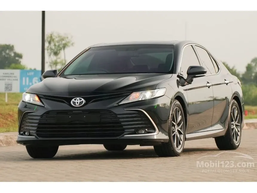 2022 Toyota Camry V (Premium Color) Sedan