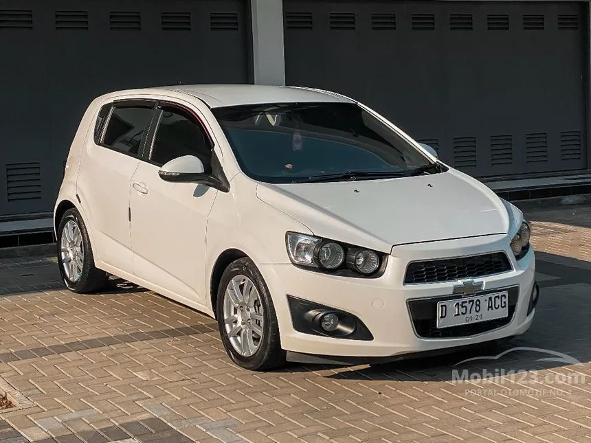 Jual Mobil Chevrolet Aveo 2014 LT 1.4 di Jawa Barat Automatic Hatchback Putih Rp 92.000.000