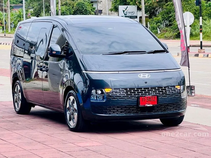 2022 Hyundai Staria SEL Van