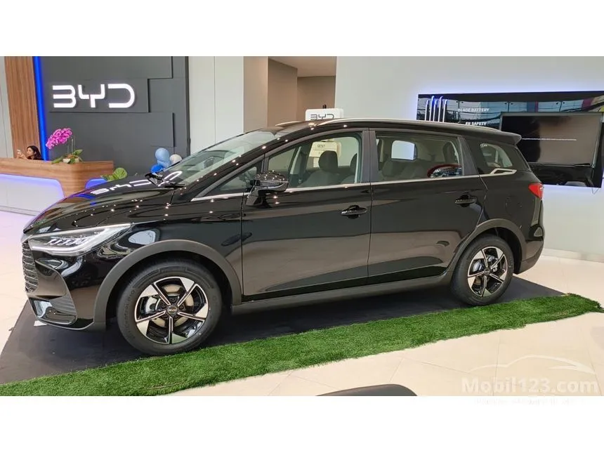 2026 BYD M6 Superior Captain 6-seater MPV