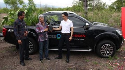 Nissan Serahkan Satu Unit Navara untuk Reforestasi Gunung Agung