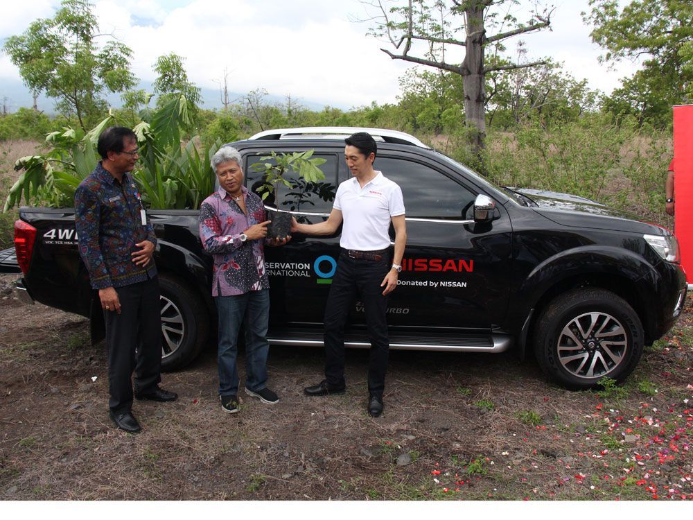 Nissan Serahkan Satu Unit Navara untuk Reforestasi Gunung Agung
