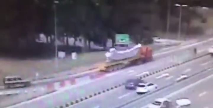 VIDEO: Lorry Drops Load, Causes Massive Jam On LDP/ Kesas