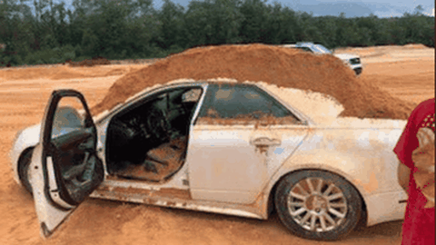 Cowok Posesif ini Timbun Mobil Diduga Milik Selingkuhan Sang Pacar