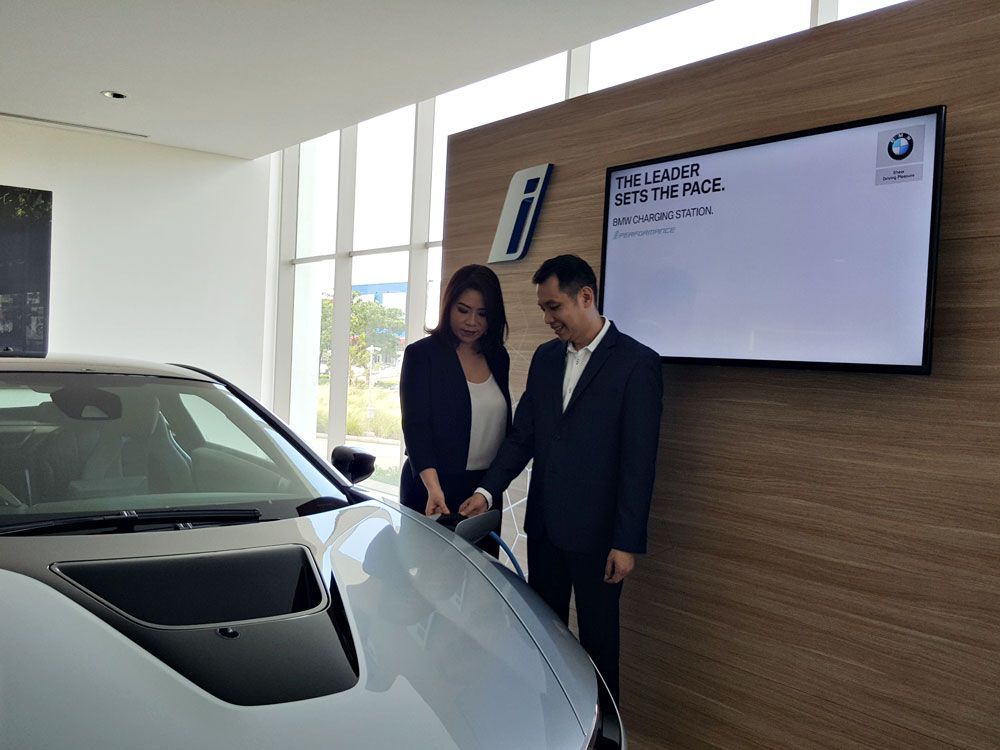 Pemilik Mobil Listrik BMW di Serpong Semakin Mudah Isi Ulang Baterai
