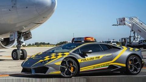 Lamborghini Huracan Jadi Mobil Pemandu Pesawat di Bandara