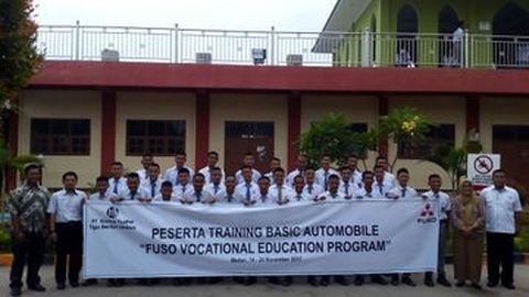 Mitsubishi Fuso Beri Training pada 480 Guru dan Siswa SMK