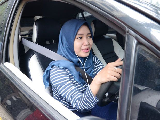 Pakai Handsfree Ternyata Lebih Berisiko Kecelakaan