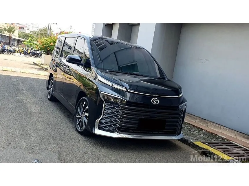 2022 Toyota Voxy (Premium Color) MPV