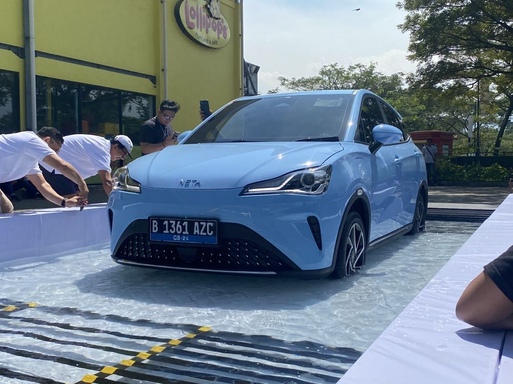 Sudah Kantongi Sertifikat IP68, Water Test Neta V-II Siap Diajak Berkubang Banjir Dangkal