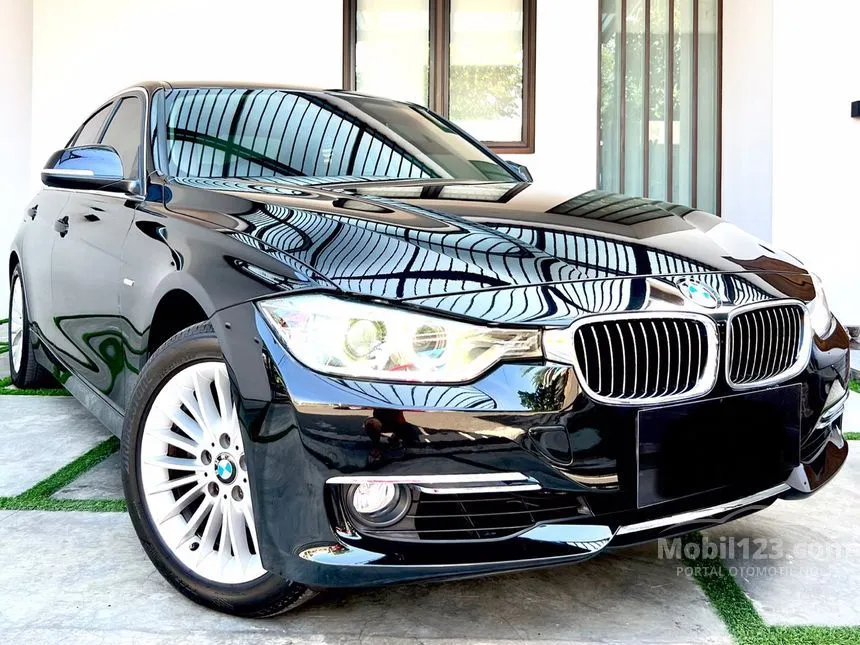 Jual Mobil BMW 320i 2013 Luxury 2.0 di Jawa Timur Automatic Sedan Hitam Rp 330.000.000