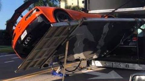 Supercar ini Nyaris Terjungkal dari Lift Sebuah Trailer