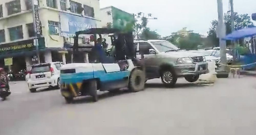 VIDEO: Park Like A Fool In Penang And Watch Your Car Get Forklifted Away