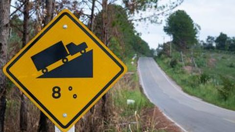 Bagi yang Masih Suka Kagok, Ini Tips Nyetir Mobil di Tanjakan