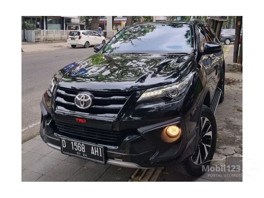 Jual Mobil Toyota Fortuner 2018 TRD 2.4 di Jawa Barat Automatic SUV Hitam Rp 445.000.000