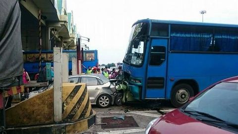 Trapped Between A Bus and A Volkswagen - This Perodua Stood No Chance