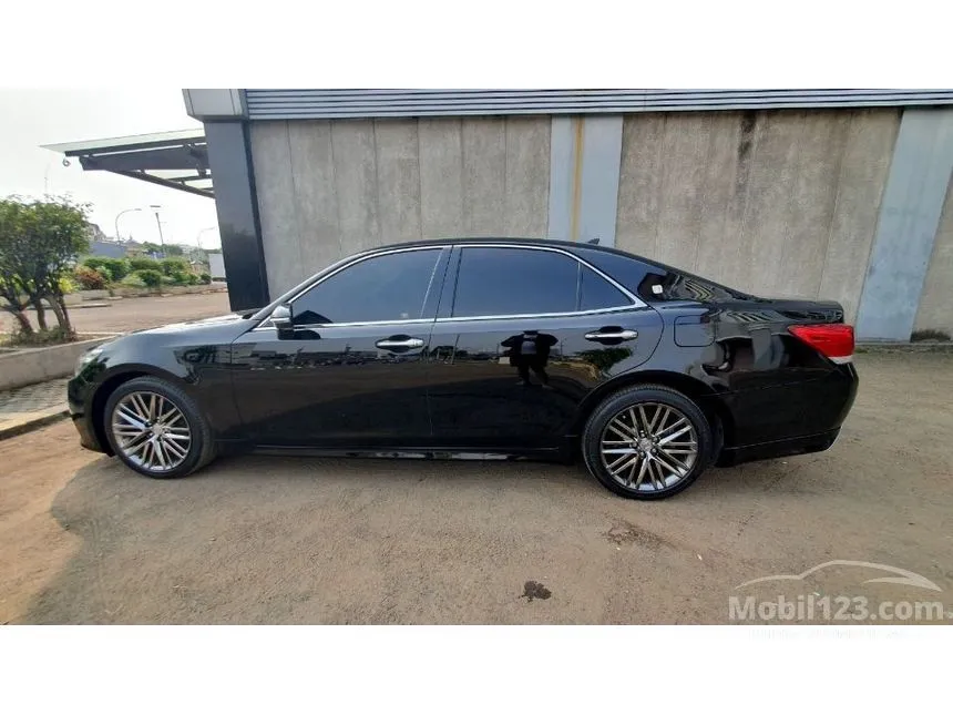 2013 Toyota Crown G Athlete Sedan