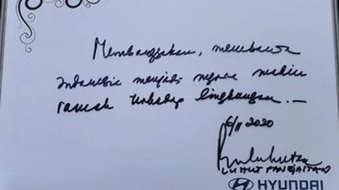 Luhut Kunjungi Pabrik Hyundai, Sempat Tulis Pesan dan Tanda Tangan