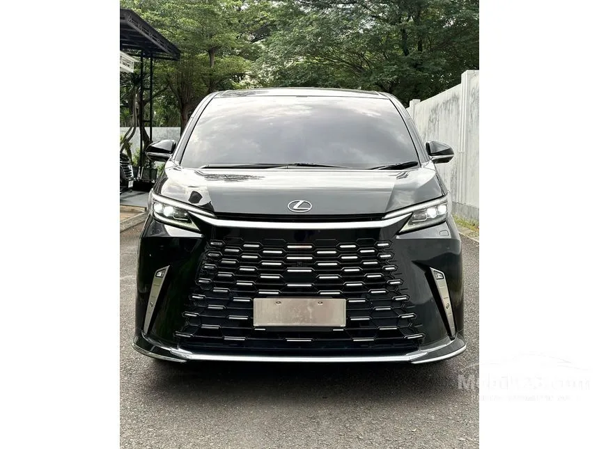 2023 Lexus LM 350h 7 Seater MPV