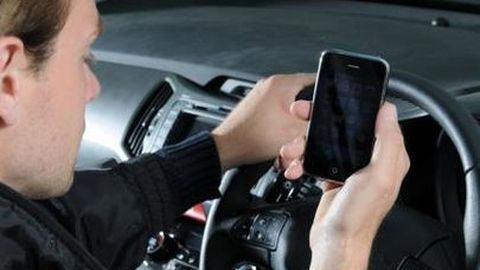Penggunaan Ponsel Saat Berkendara Makin Massif