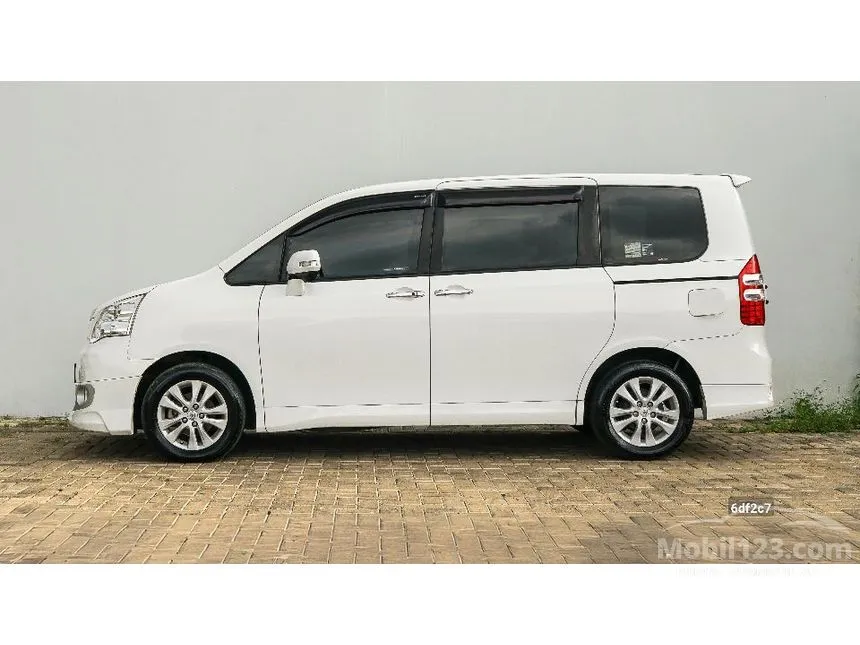 2017 Toyota NAV1 V Limited MPV