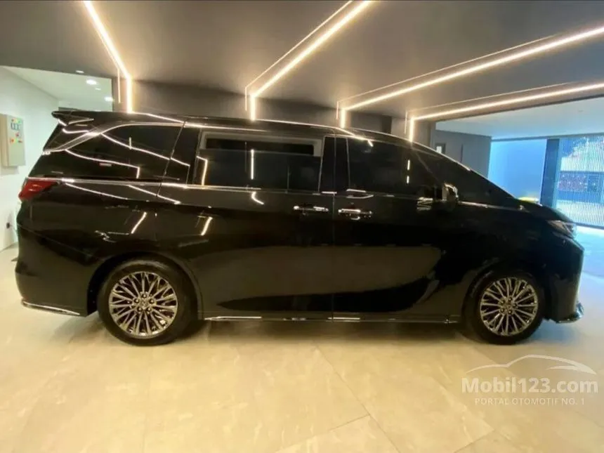 2023 Lexus LM350h Van Wagon