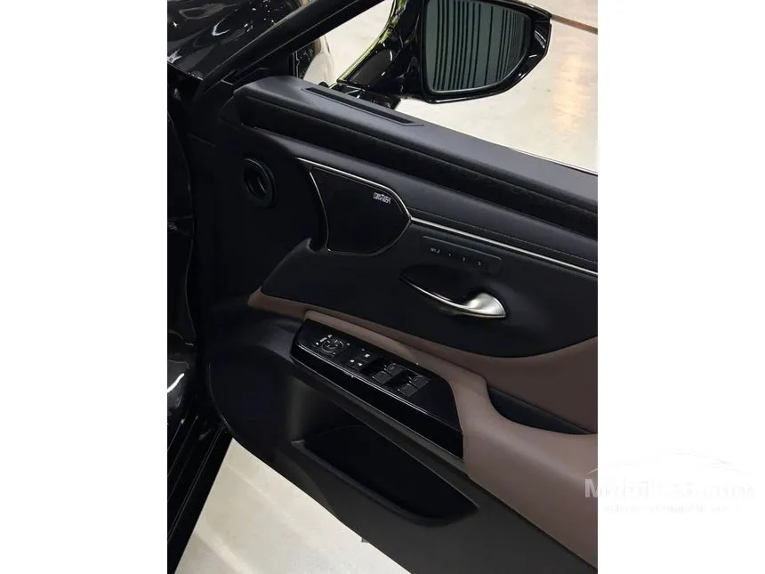 2023 Lexus ES 300h Ultra Luxury Sedan