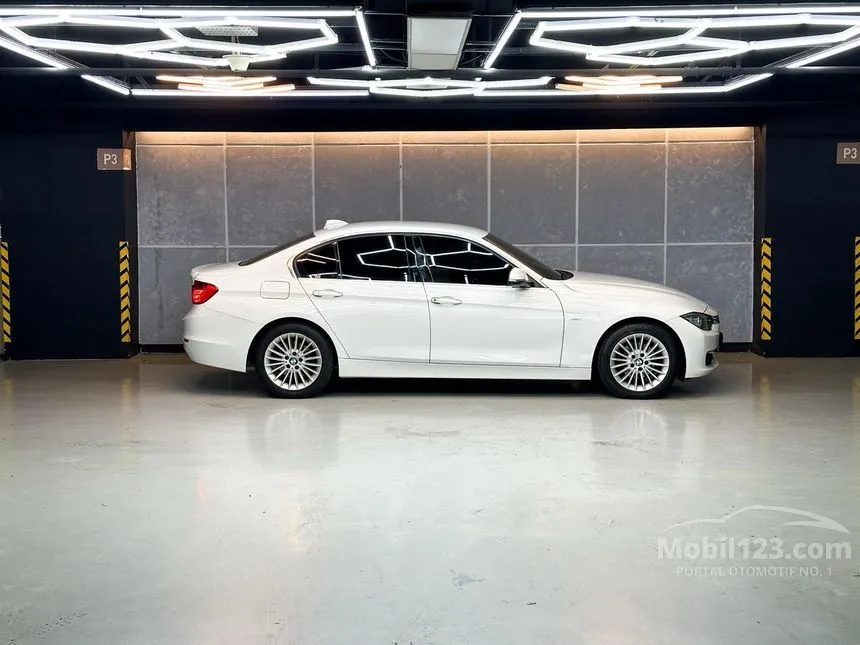 2013 BMW 320i Luxury Sedan