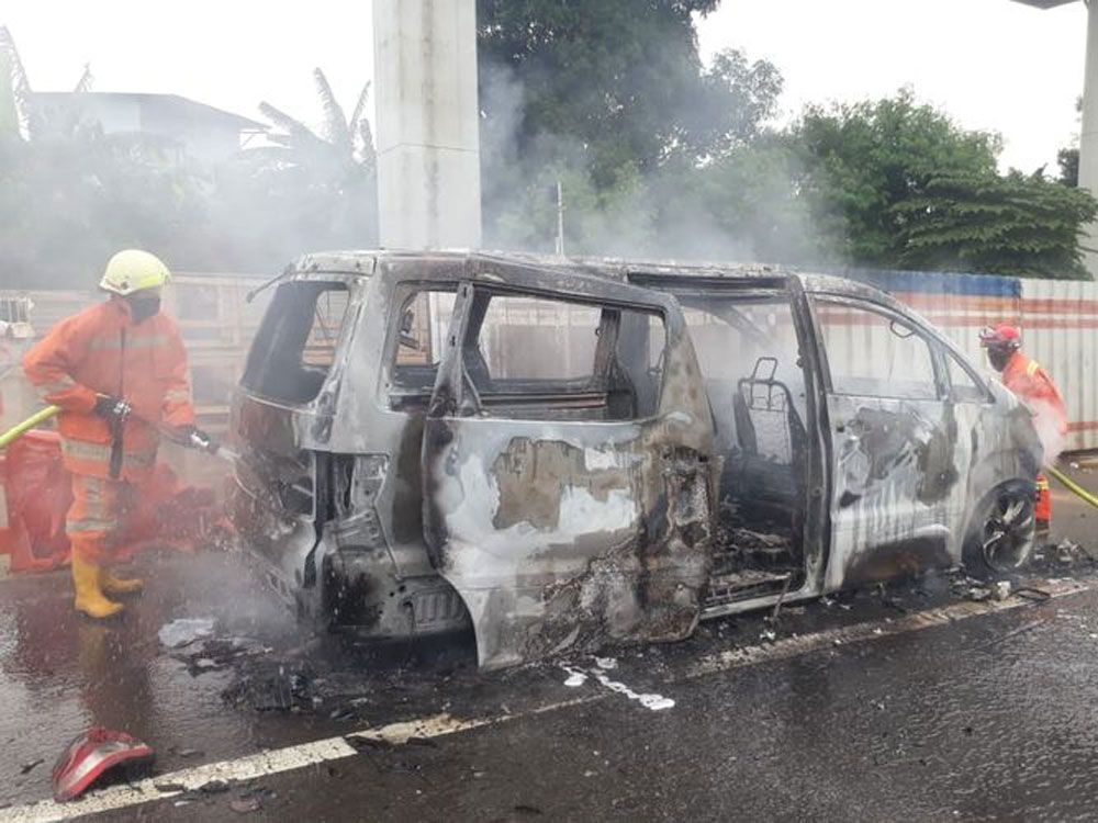 Insiden Mobil Diduga Korslet Terbakar di Tol Sedang Marak Terjadi