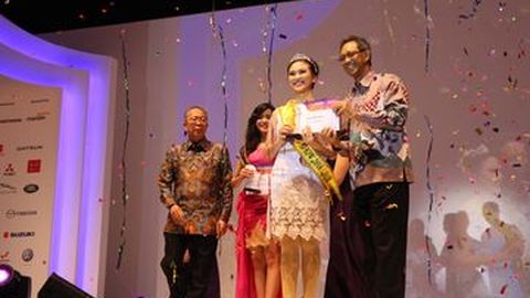 Cewek Cerdas dan Cantik Ini Jadi Pemenang Miss Auto Show GIIAS 2016