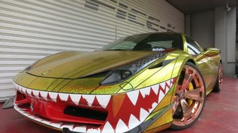 Ferrari 458 Spyder Bertampang Hiu dan Berlapis Emas