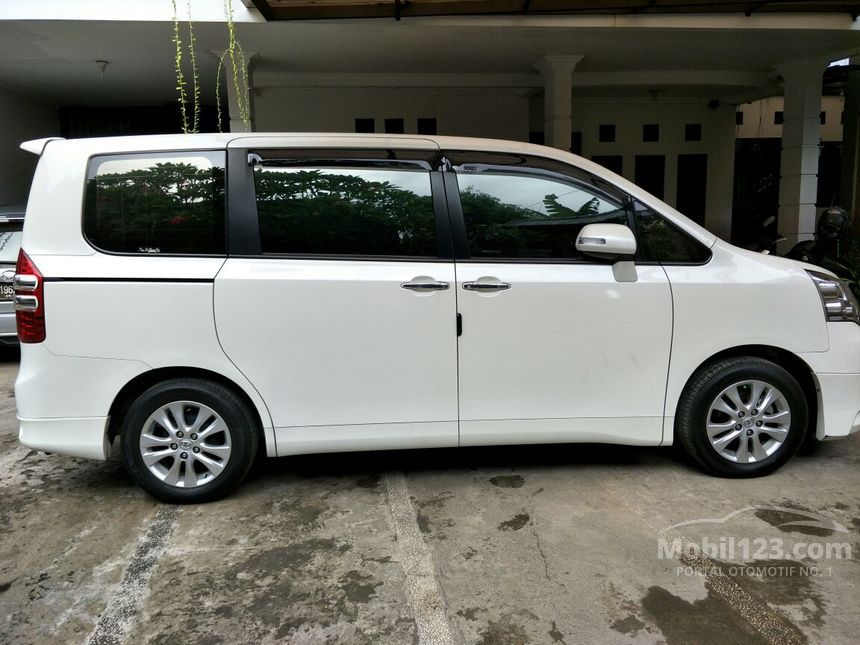 2014 Toyota NAV1 V Limited MPV