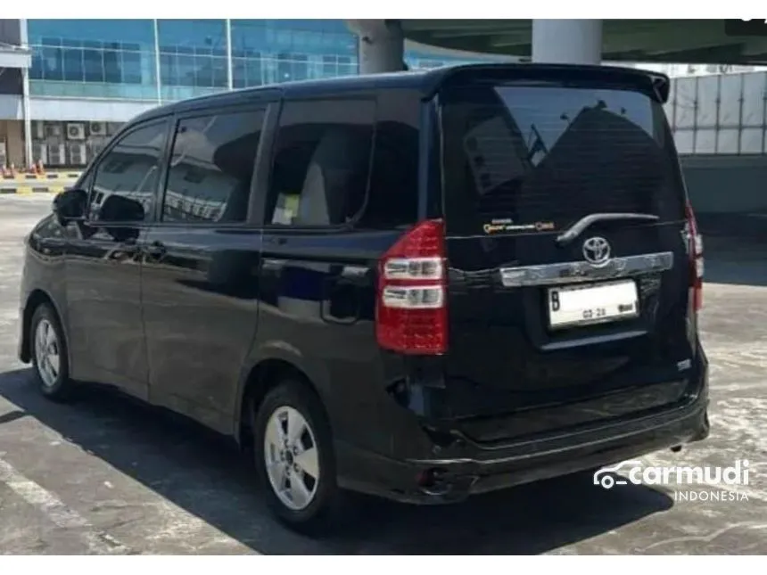 2013 Toyota NAV1 V Luxury MPV