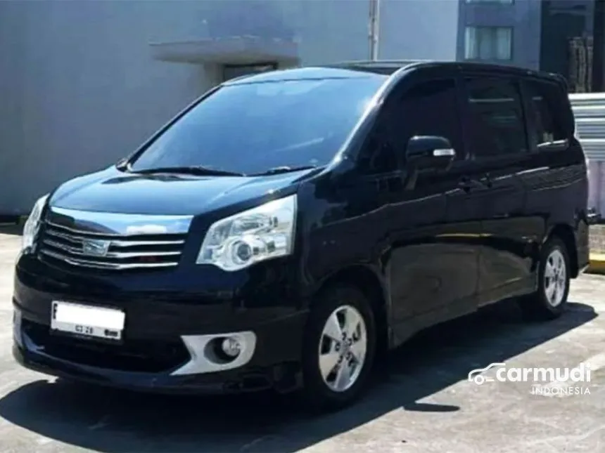 2013 Toyota NAV1 V Luxury MPV