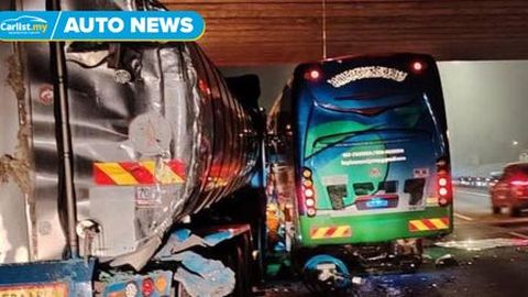 Tour bus collided with two lorries near Batu Pahat, leaving 2 dead and 16 others injured 
