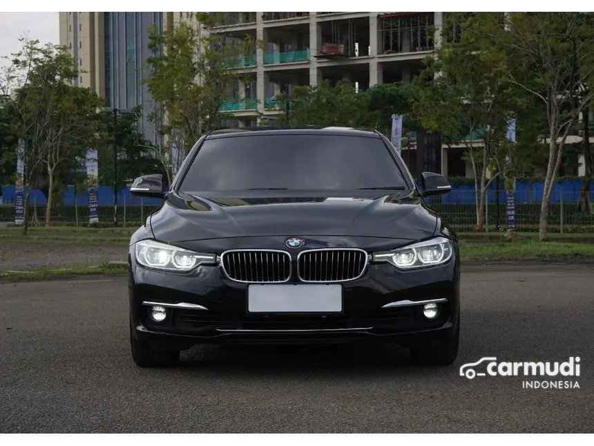 2018 BMW 320i Luxury Sedan