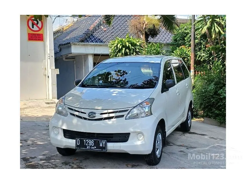 Jual Mobil Daihatsu Xenia 2014 D STD 1.0 di Jawa Barat Manual MPV Putih Rp 105.000.000