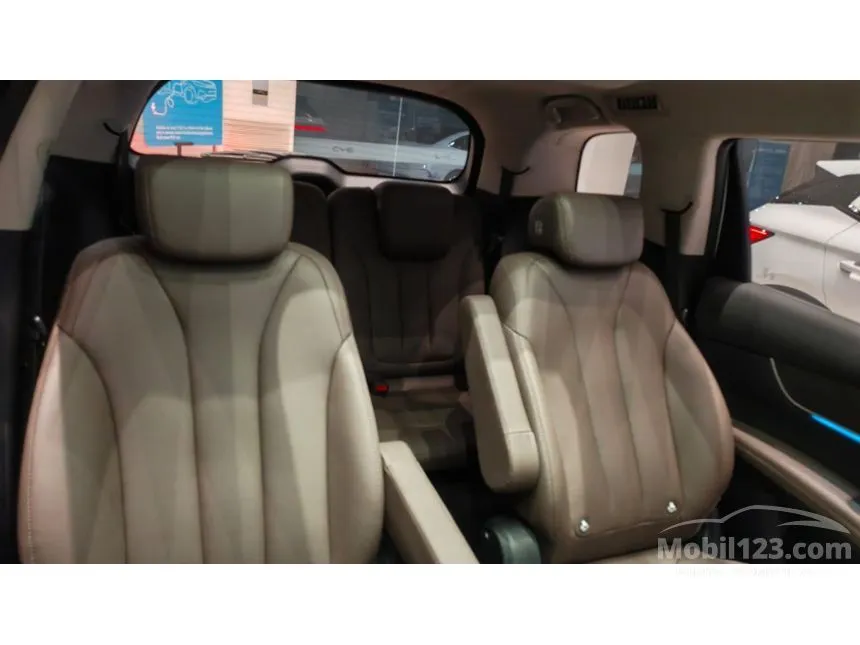 2025 BYD M6 Superior Captain 6-seater MPV