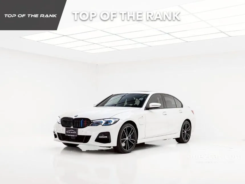 2022 BMW 330e M Sport Sedan