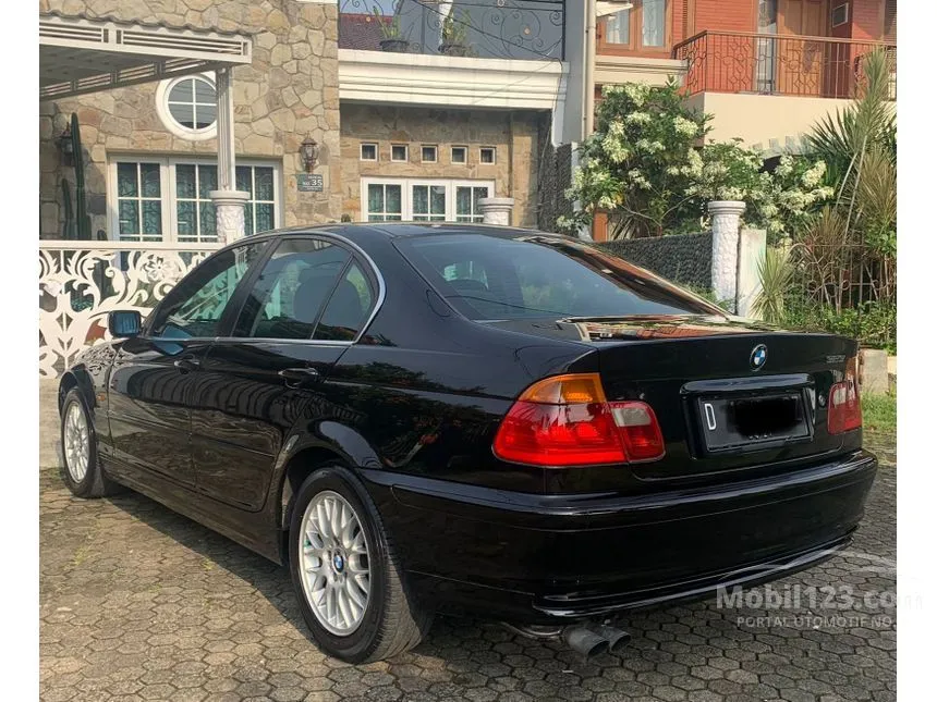 2000 BMW 323i Sedan