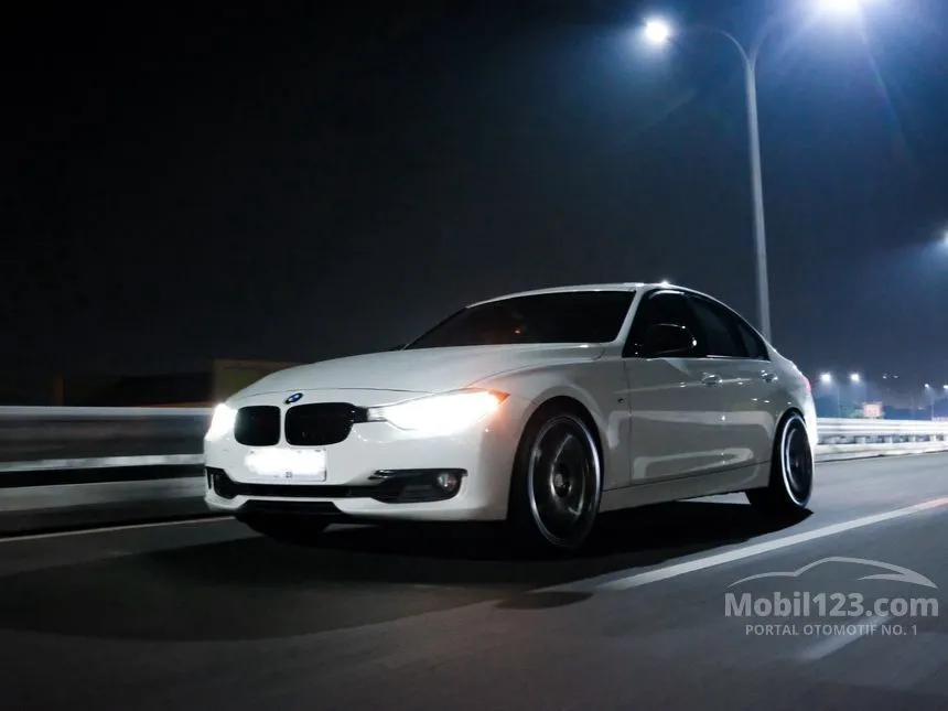 Jual Mobil BMW 335i 2012 Luxury 3.0 di Jawa Timur Automatic Sedan Putih Rp 455.000.000