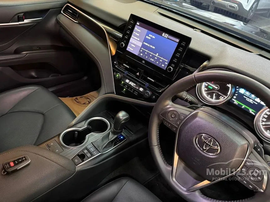 2022 Toyota Camry Hybrid Sedan