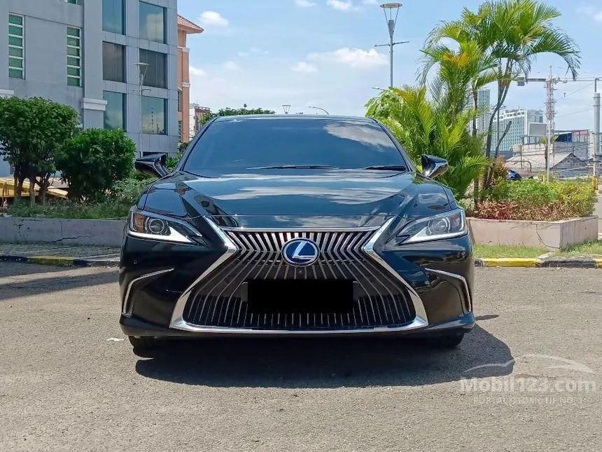2021 Lexus ES 300h Ultra Luxury Sedan